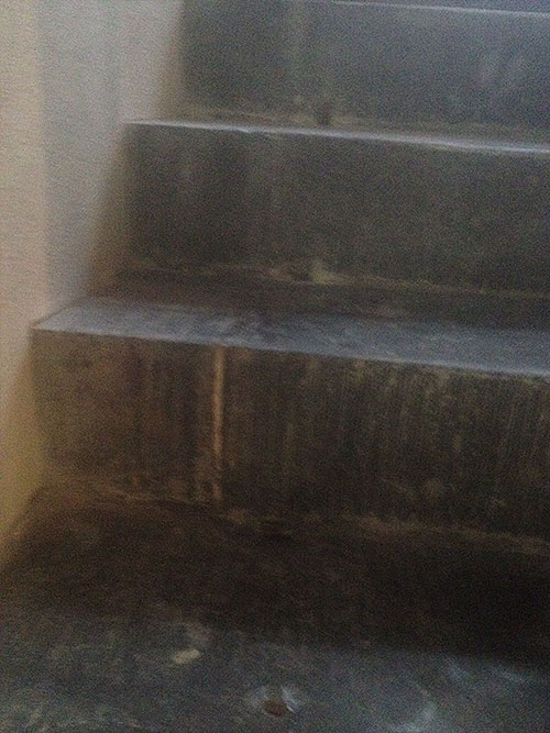 Treppe aus Belgischem Granit vor der Instandsetzung